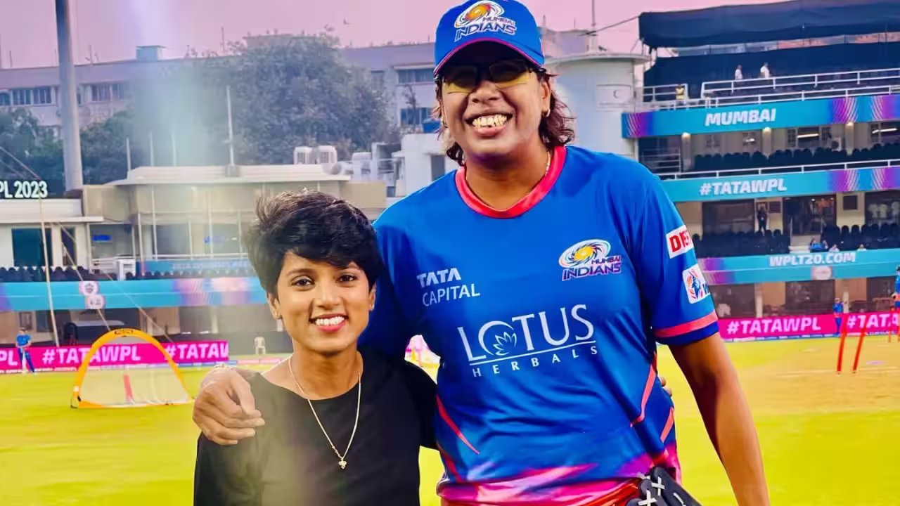 Poonam Raut with Jhulan Goswami